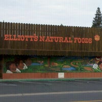 Photo taken at Elliott&amp;#39;s Natural Foods by Carl M. on 9/12/2011