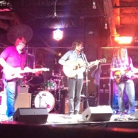 Foto tomada en Rowdy&amp;#39;s Saloon  por Luther P. el 3/15/2012