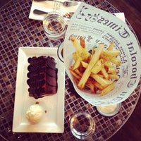 Foto diambil di Au Chocolat Singapore oleh Adelle L. pada 8/31/2012