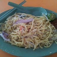 Photo taken at Nam Kee Fried Prawn Noodle by AA M. on 1/5/2012