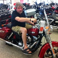 Foto tirada no(a) Superstition Harley-Davidson por Eric L. em 8/6/2011