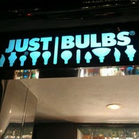 รูปภาพถ่ายที่ Just Bulbs โดย maria s. เมื่อ 12/14/2011