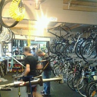 รูปภาพถ่ายที่ The Bike Fixers โดย Dan F. เมื่อ 5/7/2012