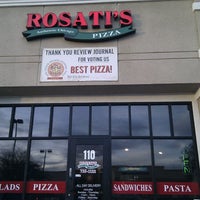 รูปภาพถ่ายที่ Rosati&amp;#39;s Pizza โดย Matt M. เมื่อ 11/29/2011