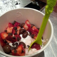 รูปภาพถ่ายที่ Menchie&amp;#39;s Frozen Yogurt โดย Hills B. เมื่อ 6/7/2012