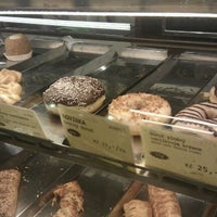 Photo taken at Rembrandt Donuts by Lubor on 11/23/2011