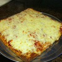 รูปภาพถ่ายที่ Lorenzo&amp;#39;s Pizza โดย Denise เมื่อ 6/27/2012