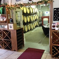 รูปภาพถ่ายที่ Satek Winery โดย Mike P. เมื่อ 1/2/2012