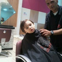 Photo taken at Zen Sei Hair Studio by Ricardo on 11/15/2011