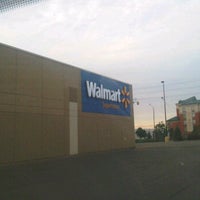 Foto tirada no(a) Walmart por Joseph V. em 5/27/2012