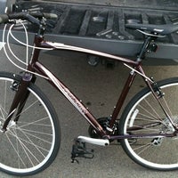 11/5/2011 tarihinde Will K.ziyaretçi tarafından Sunnyside Bicycles'de çekilen fotoğraf
