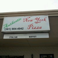 Foto scattata a Authentic New York Pizza da Harry H. il 12/15/2011