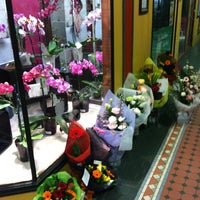 5/11/2012 tarihinde Doug H.ziyaretçi tarafından Ambrosia Designer Florist'de çekilen fotoğraf
