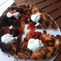 Foto scattata a Pitruco Mobile Wood-Fired Pizza da Lindsay D. il 10/5/2011