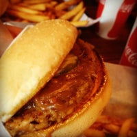 Foto scattata a Killer Burger da Kyle Y. il 8/6/2012