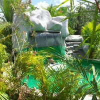 Foto tirada no(a) Paradise Hot Springs Resort por Guido A. em 2/19/2012