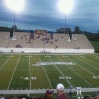 รูปภาพถ่ายที่ Salem Stadium โดย Beth V. เมื่อ 9/16/2011