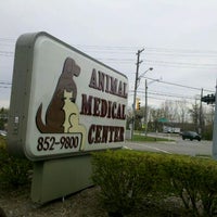 Foto tirada no(a) Animal Medical Center of Troy por Becky D. em 4/3/2012