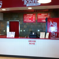 รูปภาพถ่ายที่ Toshi&#39;s Teriyaki Grill โดย Joey H. เมื่อ 3/7/2012