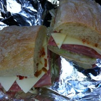 Foto tirada no(a) Sandwich Republic por Katrina N. em 5/2/2012