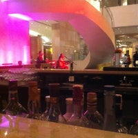 รูปภาพถ่ายที่ Greatroom - Manila Marriott Hotel โดย Patrick T. เมื่อ 2/17/2012