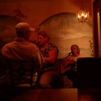 Photo prise au Vineyards Of The World- Beer House, Wine Room &amp; Cafe par Eileen S. le4/28/2012