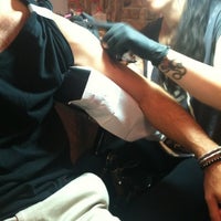 Das Foto wurde bei Eight of Swords Tattoo von Lindsay am 6/9/2012 aufgenommen