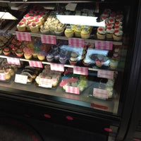 Das Foto wurde bei Coccadotts Cake Shop von Mallory A. am 8/22/2012 aufgenommen