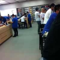 Photo taken at Apple Hornsby by Vladimir P. on 4/21/2012