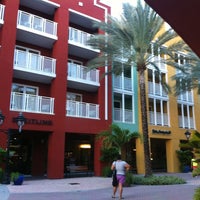 รูปภาพถ่ายที่ Renaissance Mall โดย Raul R. เมื่อ 8/15/2012