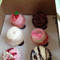 รูปภาพถ่ายที่ Gigi&#39;s Cupcakes โดย Brandi V. เมื่อ 8/10/2012