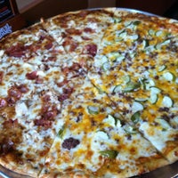 Foto tomada en NYC Pizza Cafe  por Emily G. el 4/14/2012