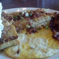 Photo taken at Shari&#39;s Cafe and Pies by Fireangel on 8/6/2012