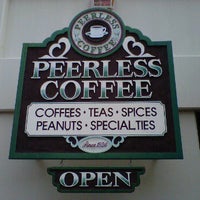 รูปภาพถ่ายที่ Peerless Coffee &amp;amp; Tea โดย Michael Q. เมื่อ 2/20/2012
