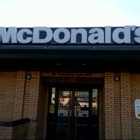 รูปภาพถ่ายที่ McDonald&amp;#39;s โดย Dave B. เมื่อ 10/21/2011