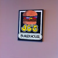 รูปภาพถ่ายที่ Grizzly Burger House โดย Jeremy L. เมื่อ 9/21/2011