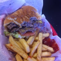 Foto tomada en Dave&amp;#39;s Burger Barn  por Adam A. el 1/13/2012