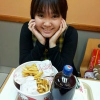 รูปภาพถ่ายที่ KFC โดย Princess S. เมื่อ 11/30/2011