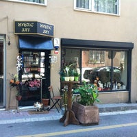 Foto tirada no(a) Mystic Art Cafe-Moda por Cagla C. em 7/7/2012