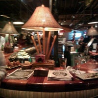 Photo prise au Longboards Seafood Restaurant par a Guy on Clematis le10/18/2011