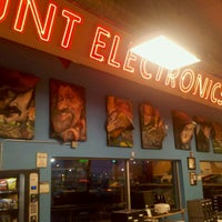 รูปภาพถ่ายที่ Discount Electronics โดย Alli C. เมื่อ 12/12/2011