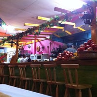 Das Foto wurde bei Totopos Restaurante Mexicano von Roy R. am 6/24/2011 aufgenommen