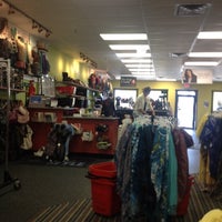 รูปภาพถ่ายที่ Plato&amp;#39;s Closet โดย Edwin เมื่อ 7/11/2012