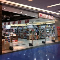 Photo taken at Popular Bookstore by Iℜα Ι. on 8/10/2011