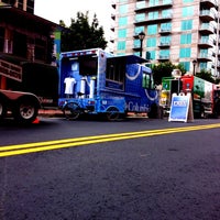 Photo taken at Food Truck Friday @ Atlantic Station by Ofz S. on 8/10/2012