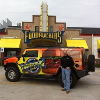 รูปภาพถ่ายที่ Fuddruckers โดย Sam C. เมื่อ 3/13/2012