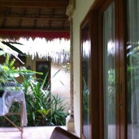 Photo taken at Mushroom Beach Bungalows by ,7TOMA™®🇸🇬 S. on 6/10/2012