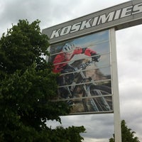 รูปภาพถ่ายที่ Urheilu Koskimies โดย Tommi R. เมื่อ 6/20/2012