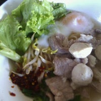 Photo taken at ก๋วยเตี๋ยวไข่ลวก ศศมน by Sarun N. on 11/26/2011