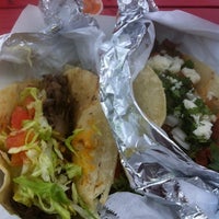 รูปภาพถ่ายที่ Taco N&amp;#39; Madre โดย Yancy B. เมื่อ 1/16/2012